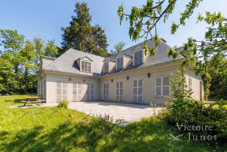 Exceptional opportunity, spacious house to renovateHome