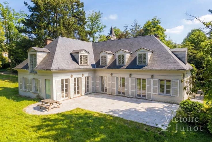 Exceptional opportunity, spacious house to renovateHome
