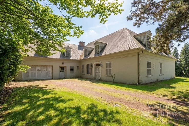 Exceptional opportunity, spacious house to renovateHome