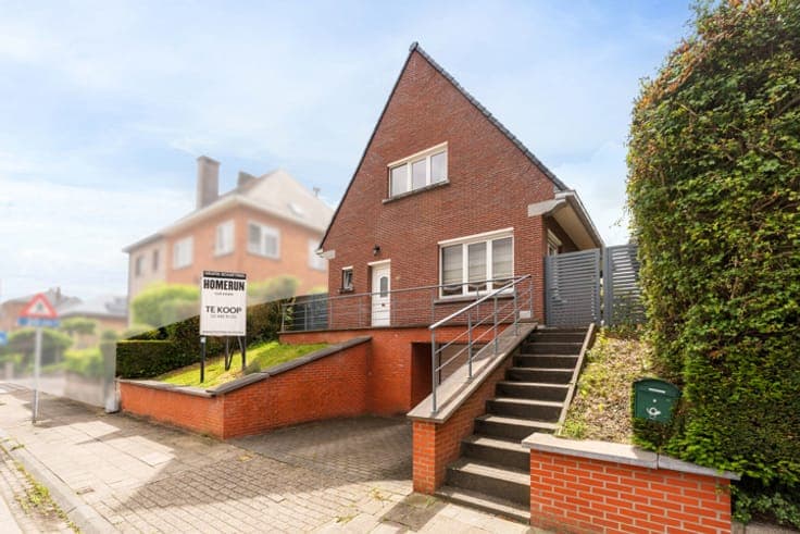 House with 2 bedrooms, attic, large garden and garage