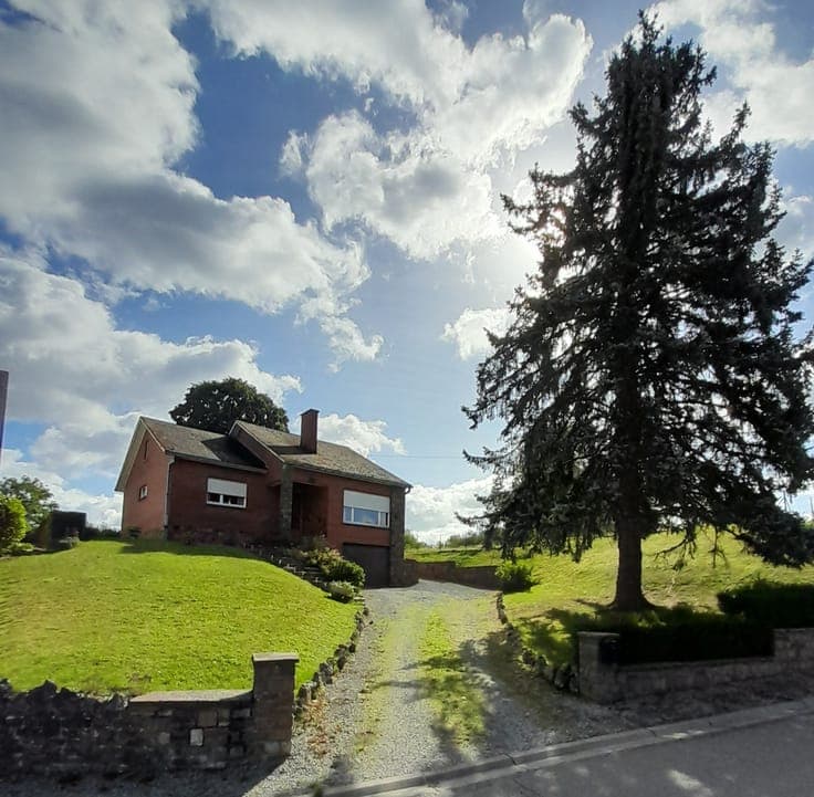 Beautiful 4-facade house on the heights of Houyet