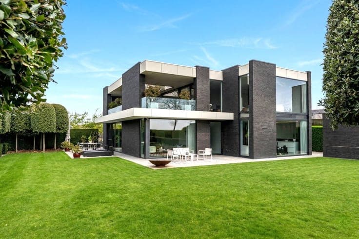 Exclusive villa on a beautiful plot of land for sale in Leff