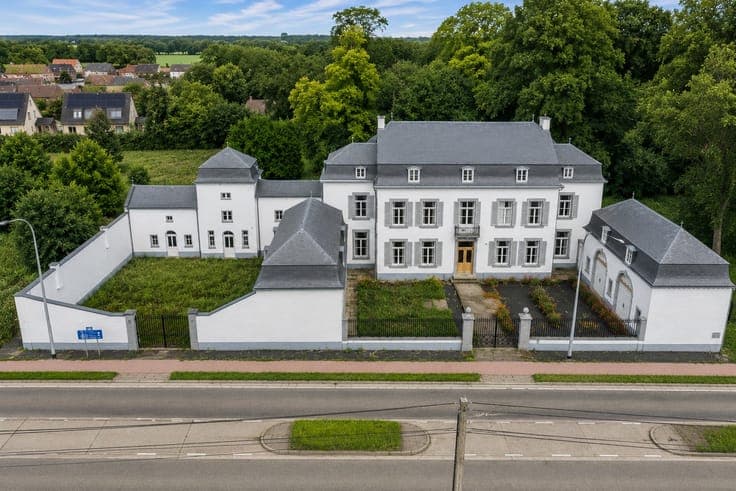 Uitzonderlijk historisch kasteeldomein op ruim 82 are in ...