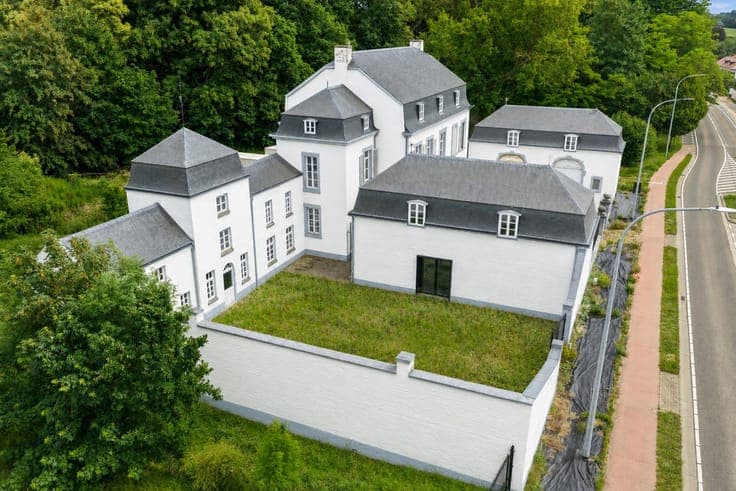Uitzonderlijk historisch kasteeldomein op ruim 82 are in ...
