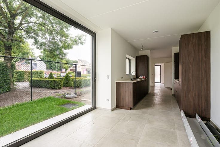 Moderne nieuwbouwwoning met tuin en zonnig terras in groe...