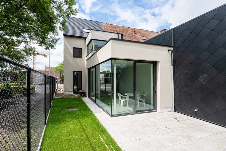Moderne nieuwbouwwoning met tuin en zonnig terras in groe...