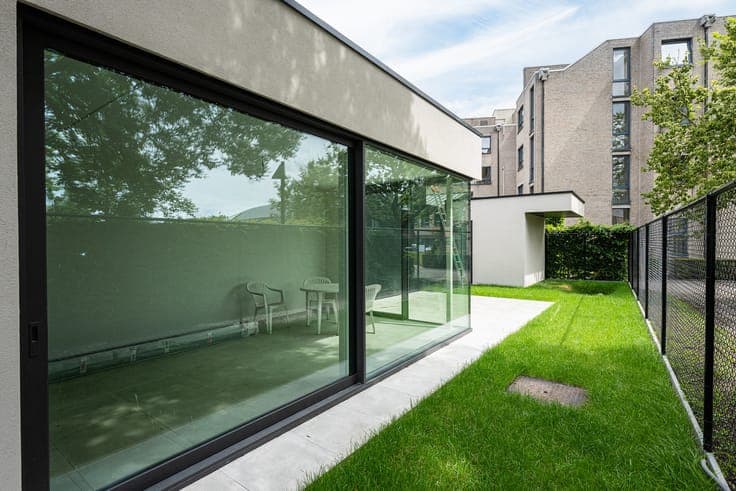 Moderne nieuwbouwwoning met tuin en zonnig terras in groe...