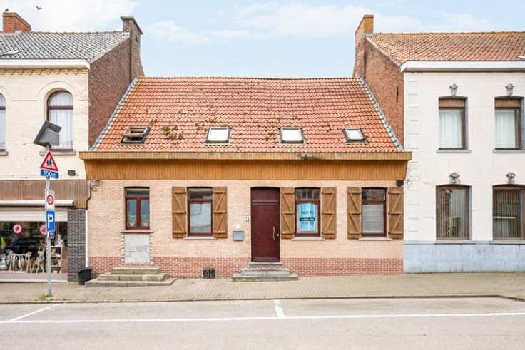 Spacious home with 5 bedrooms & south-facing garden