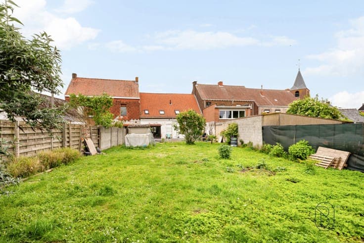 Spacious home with 5 bedrooms & south-facing garden