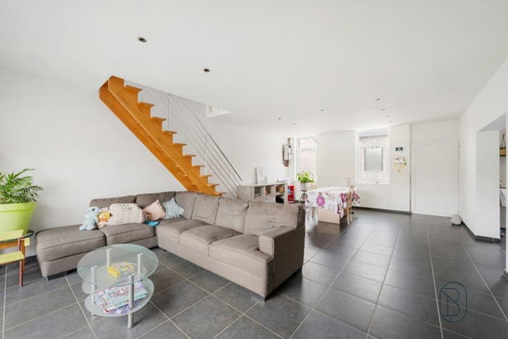 Spacious home with 5 bedrooms & south-facing garden
