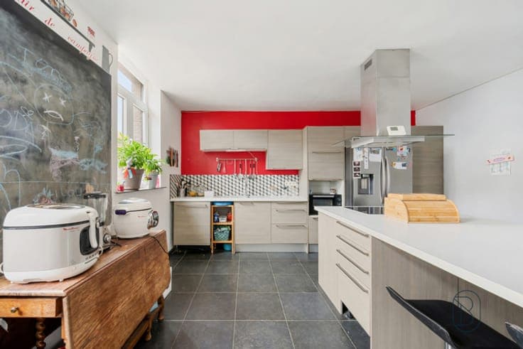 Spacious home with 5 bedrooms & south-facing garden