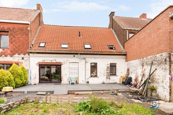 Spacious home with 5 bedrooms & south-facing garden