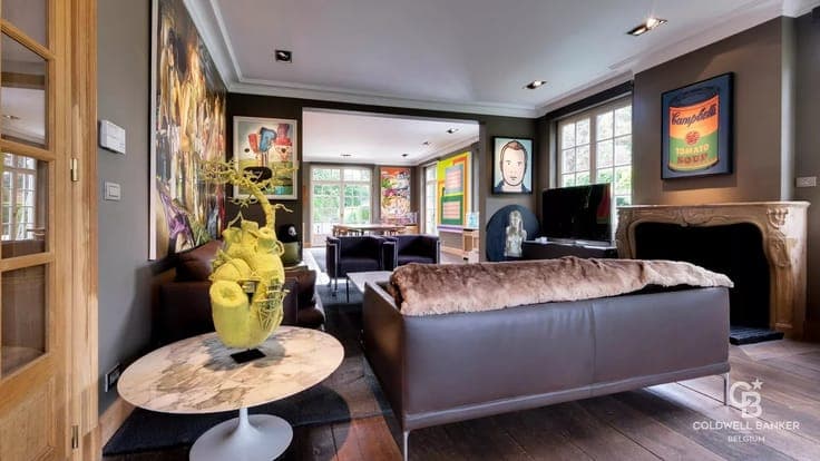 Elegant fully renovated villa set on a beautiful estate with