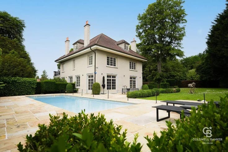 Elegant fully renovated villa set on a beautiful estate with