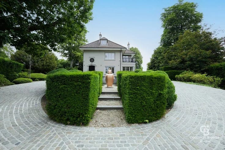 Elegant fully renovated villa set on a beautiful estate with