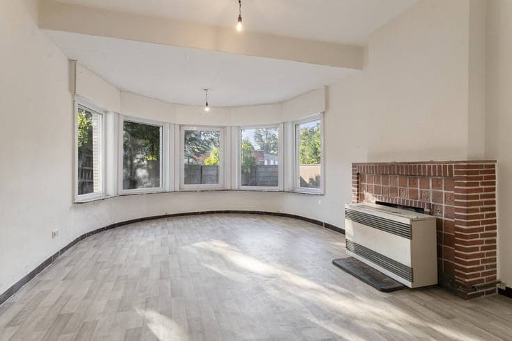 Charming house with garden and garage in the center of Roese