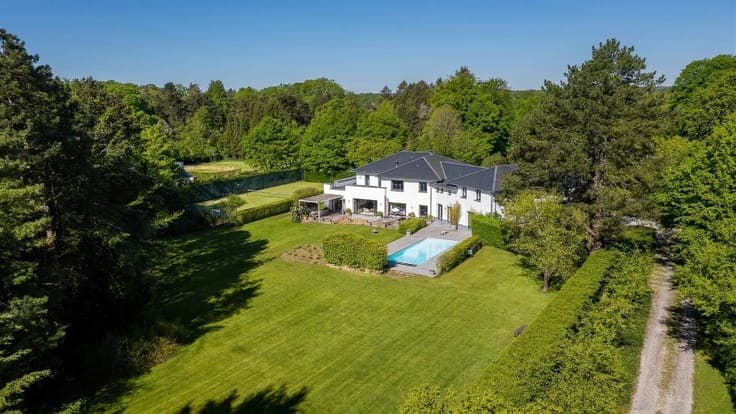 Renovated prestige villa with pool and tennis in Ohain