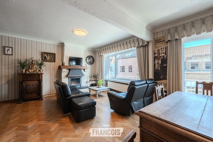 Very spacious raised (bel-étage) house with 6(!) bedrooms, …