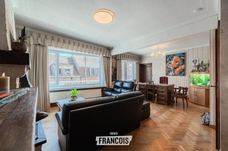 Very spacious raised (bel-étage) house with 6(!) bedrooms, …