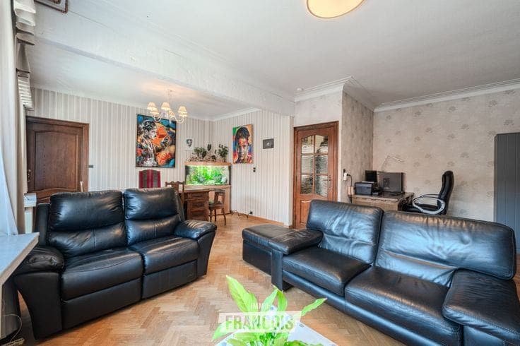 Very spacious raised (bel-étage) house with 6(!) bedrooms, …