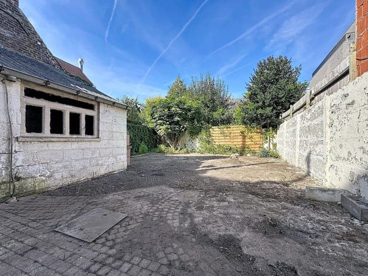 Massive 5-bedroom home in need of renovation with a garden