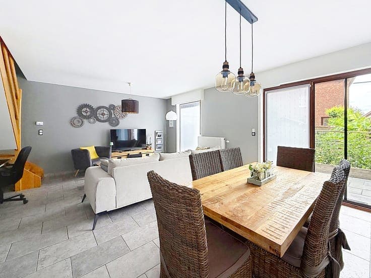 Semi-detached house (3-sided) built in 2001, with garden and