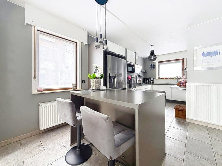 Semi-detached house (3-sided) built in 2001, with garden and
