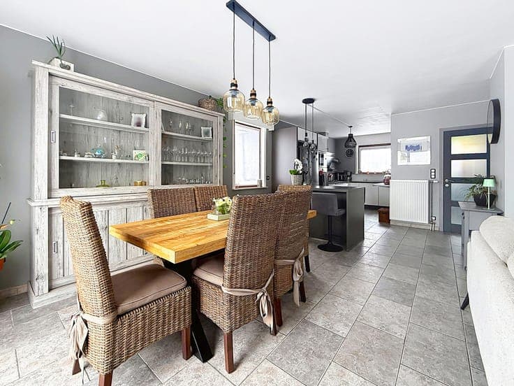 Semi-detached house (3-sided) built in 2001, with garden and