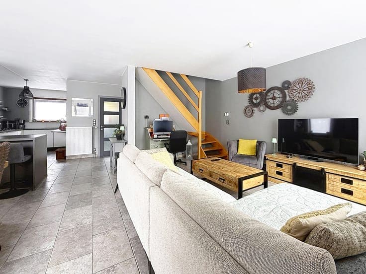 Semi-detached house (3-sided) built in 2001, with garden and