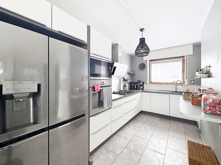 Semi-detached house (3-sided) built in 2001, with garden and