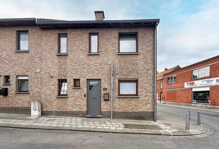 Semi-detached house (3-sided) built in 2001, with garden and