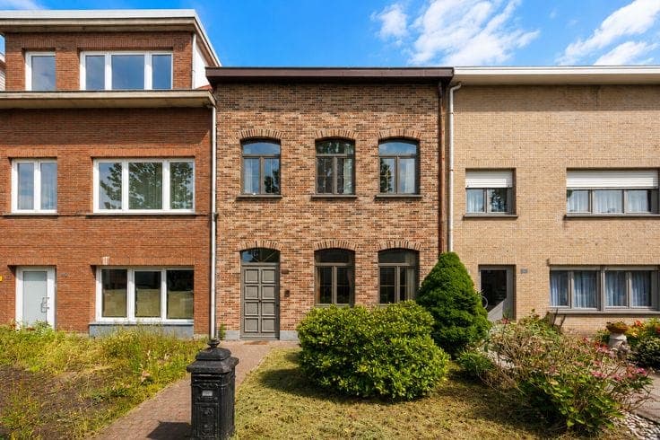 Ruime gezinswoning met 5 SK en zonnige tuin in Wilrijk!