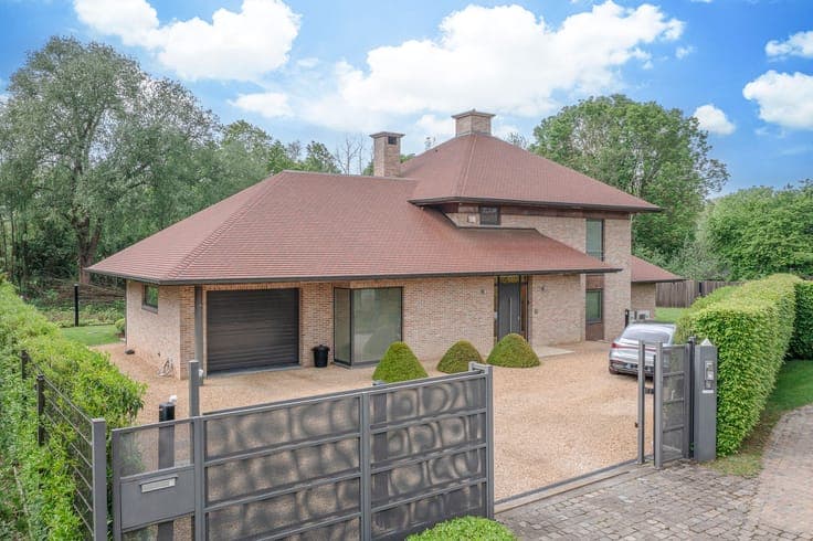 Exclusive villa with indoor pool in Dilbeek
