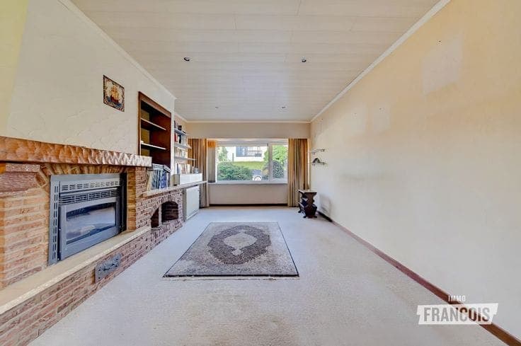 Well-maintained family home with 4 bedrooms, garage and bea…