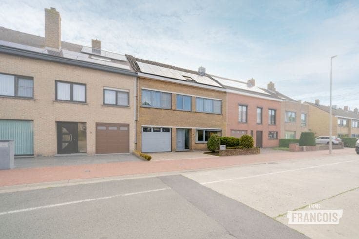 Well-maintained family home with 4 bedrooms, garage and bea…