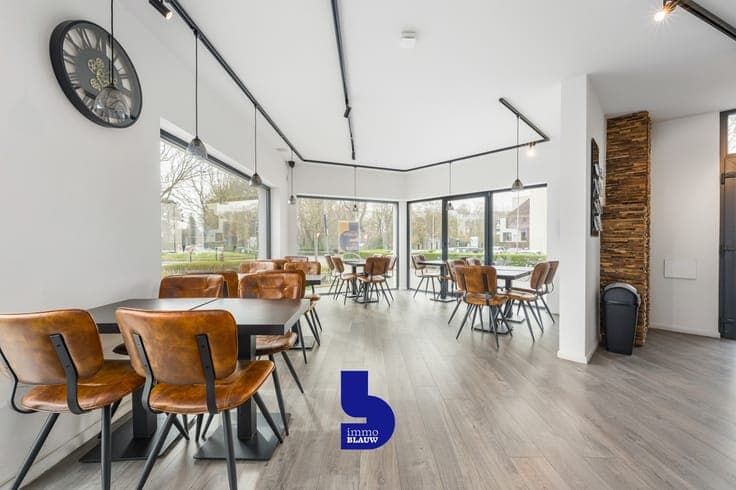 Toplocatie: Handelspand met garage en ruim appartement boven