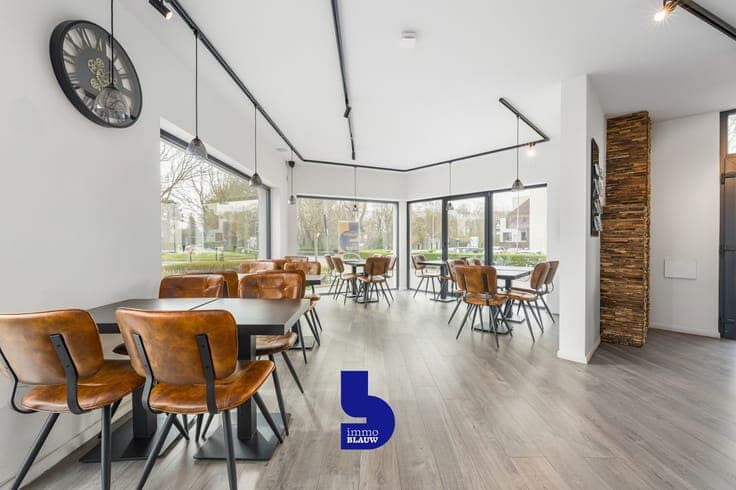 Toplocatie: Handelspand met garage en ruim appartement boven