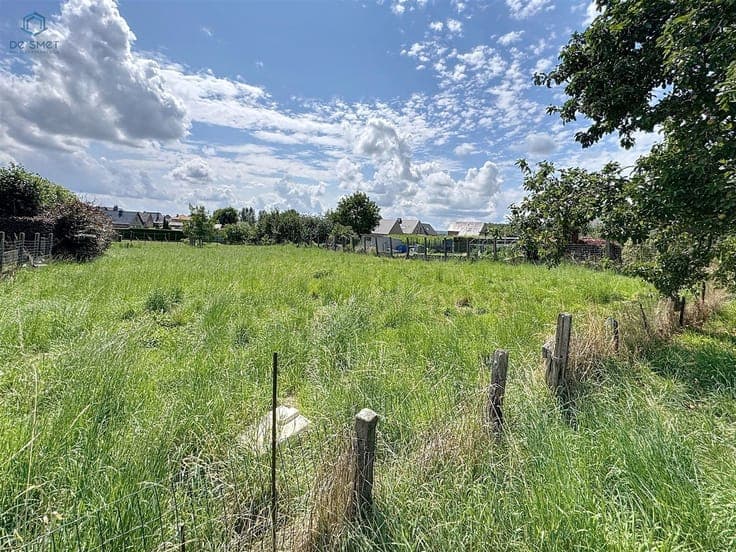 House to Renovate with 4 Bedrooms, Garage & Beautiful Garden