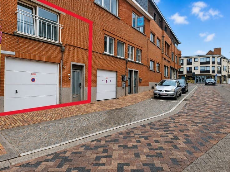 Gesloten bebouwing met garage op wandelafstand van centru...