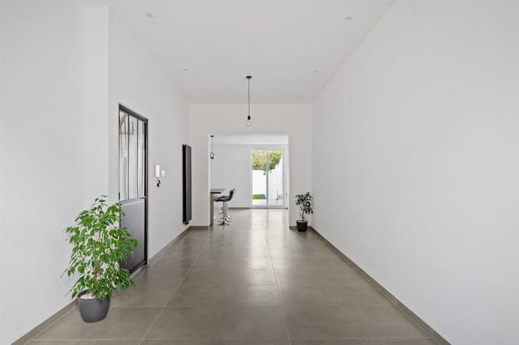 Charming 5-bedroom townhouse with a landscaped garden