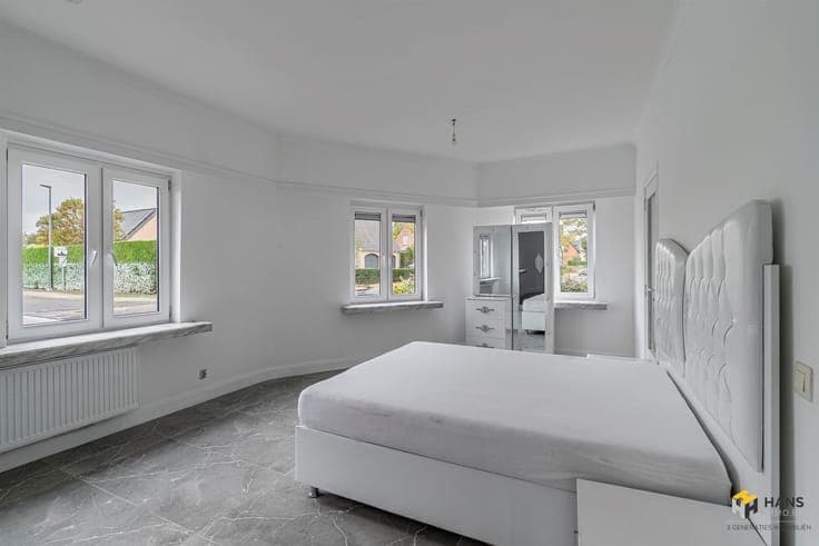 Renovated house (248 m²) with garage and warehouse in Bornem
