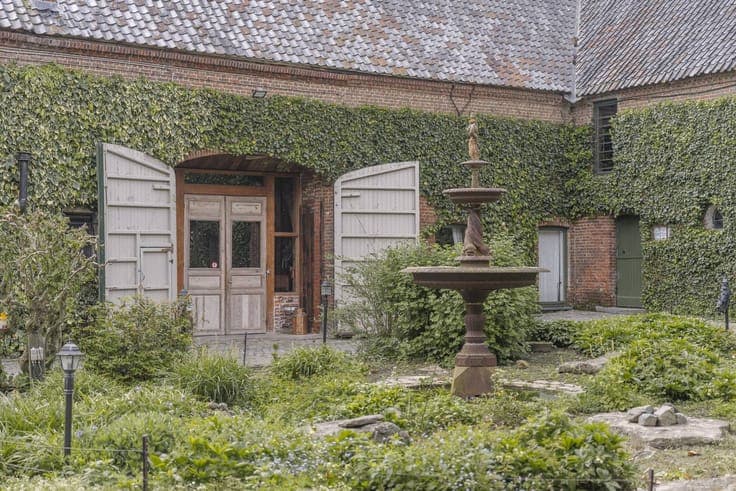 Authentic, charming square farm for sale in Brakel.