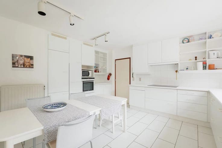 Arboretum Neighborhood: Spacious 5 Bedroom Villa on 9 ares