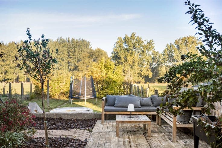 Move-in ready house with garden, open views and garage