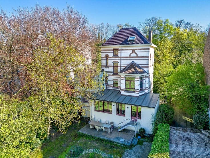 Superb character building with 3 apartments and garage