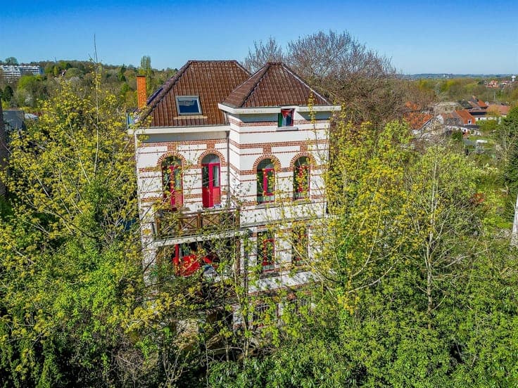 Superb character building with 3 apartments and garage