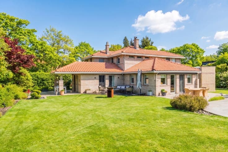 Bright, charming villa in perfect condition