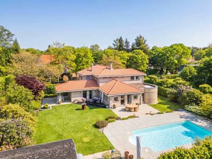 Bright, charming villa in perfect condition