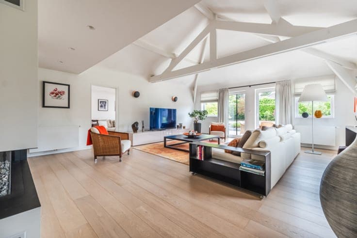 Bright, charming villa in perfect condition