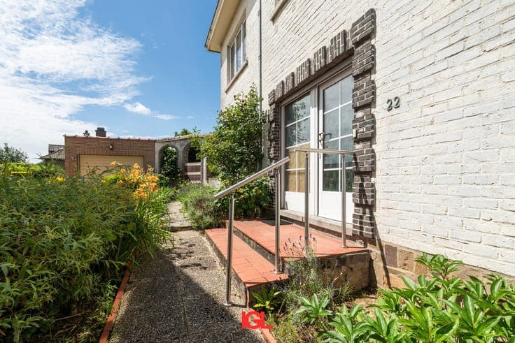 Four-bedroom townhouse with a garden in Sint-Pieters-Leeuw